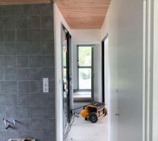 Faïence de la sdb carreaux de ciment + pose bardage en bois plafond