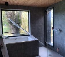 Pose du bardage en bois au plafond + faïence/carrelage en carreaux de ciment effet béton