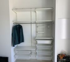 La penderie du placard d'entrée
(penderie - chaussures - dépose clés - rangement)