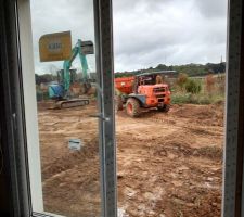 Etalage terre en cours à l'arrière de la maison