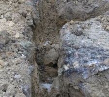 Fondations creusées jusqu'à la roche.
Le terrassier s'est arrêté car les parois s'éboulent. Mais il est allé, en profondeur, jusqu'à la roche.
A cet endroit, environ 1,80 m de profond.