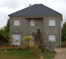 Vue d?ensemble de la maison, avec en avant plan le jardin des voisins.