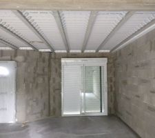 Vue de l?espace séjour avec la porte qui donne à l?extérieur.