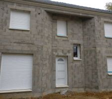 Vue de la face avant de la maison.