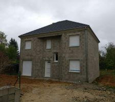 Vue d?ensemble de la maison sans le jardin.