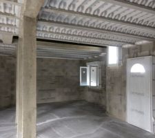 Vue de la porte d?entrée avec la fenêtre de la chambre à coucher des amis.