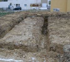 Fondations creusées jusqu'à la roche.
Vue d'ensemble.
Au premier plan, fondations peu profondes, en arrière plan, fondations jusqu'à environ 1,80 m.