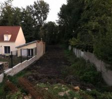 L'un de nos voisins avait des gros travaux de nettoyage a effectuer sur son terrain, il en a profiter pour nous rendre un petit service et raser la végétation.