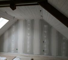 Chambre 3 tête de lit et plafond rampant bois