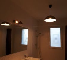 Luminaires (enfin!) posés dans la salle de bain