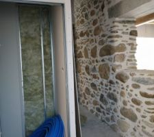 Toilettes rez de chaussée et départ de l'escalier