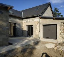 Terrasse sud et portail du local de rangement.