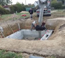 Coulage du béton dans les blocs 2s.