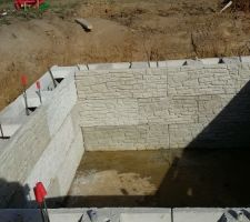 Et voilà, la cave est construite façonnée en apparence des jolies pierres de Bourgogne;
