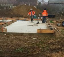 Pose des blocs a bancher pour le muret périphérique