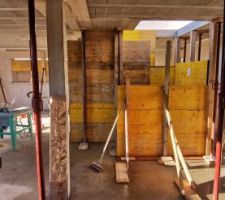 Escalier vu de la porte d'entr&eacute;e