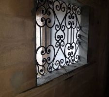 Pose des grilles aux ouvertures.