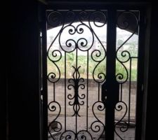 Pose des grilles de porte.