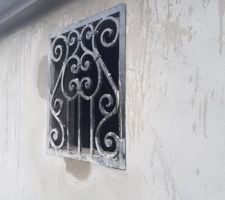 La pose de toutes les grilles est terminée.