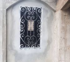 Prochaine étape la pose des fenêtres, portes fenêtres et porte d'entrée en fin de mois.