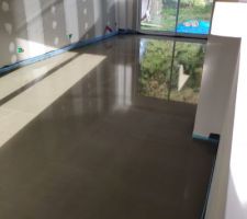 Bonjour a tous,
Après de looongues vacances, reprise des travaux avec la chape liquide coulé afin de recevoir un carrelage 60x60.