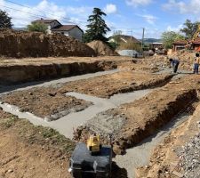 Début du coulage des fondations