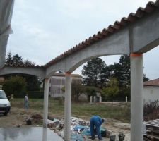 Tuiles canal posées sur les arches du patio.