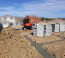 Nouvelles fondations coulées et parpaings livrés