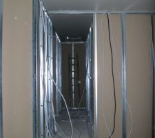 Couloir donnant sur les chambres