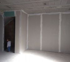 Salon et porte donnant sur le sous-sol+ garage