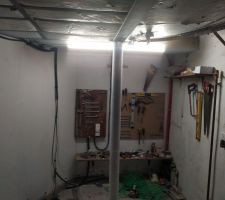 Rangement outils et n&eacute;on