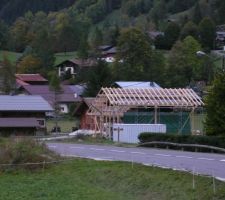 Bâche devant la paille