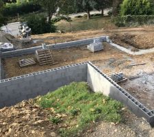Les premiers rang de parpaings pour contenir le hérisson sont en place