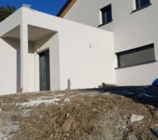 Côté entré et garage