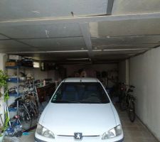 Voiture dans le garage