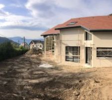 La maison avec la terre étalée et le crépi posé