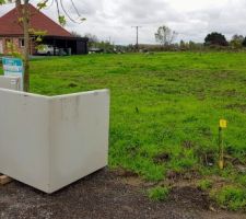 Arrivée de bloc de béton juste devant le terrain
