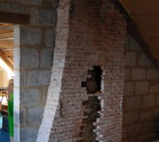 Retrait de moellons de tuffeaux pour maçonnerie future en briquettes de terre cuite récupérés sur une autre cheminée (abattue)