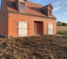 Terrassement devant la maison!
Mais ca ne restera pas comme ça car vendredi et lundi Enedis vient à son tour et ensuite France Télécom!