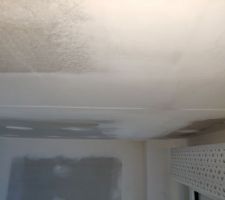 Bande mal réalisée et traces humidité