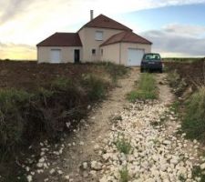 Vu de la maison avec le terrain dont la terre a été étalée par notre gentil voisin