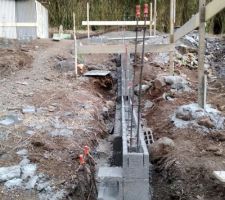 Les premi&egrave;res rang&eacute;es de parpaings. La maison sort de terre.