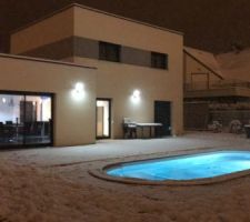 Piscine sous la neige