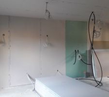 Pose de l'isolation périphérique + placo.
Vu du salon ainsi que la future salle d'eau de la chambre d'amis.