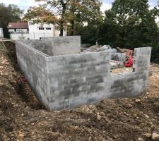 Les murs en blocs à bancher n'ont plus qu'à être remplis de béton, le hérisson est terminé et la pose du TMS est en cours