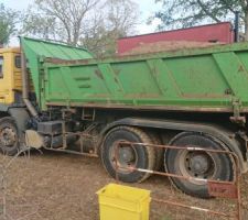 Avant apport de terre végétale. Ça commence bien avec un camion en panne. Entreprise Deromat. 1100 euros pour 52 tonnes de bonne terre livrée