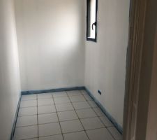 Carrelage et peinture en cours dans cellier