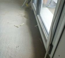 Humidit&eacute; pr&eacute;sente au niveau de la porte fen&ecirc;tre. Nous avons la m&ecirc;me chose au niveau de la baie coulissante.