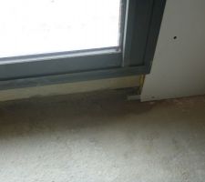 Humidit&eacute; pr&eacute;sente au niveau de la porte fen&ecirc;tre. Nous avons la m&ecirc;me chose au niveau de la baie coulissante.