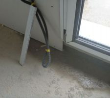 Humidit&eacute; pr&eacute;sente au niveau de la porte fen&ecirc;tre. Nous avons la m&ecirc;me chose au niveau de la baie coulissante.